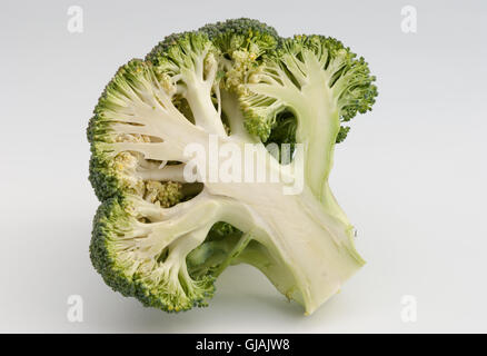 Broccoli freschi tagliati a metà su uno sfondo bianco closeup. Foto Stock