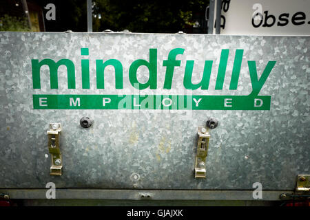 Mindfully segno impiegato su un rimorchio in un progetto comunitario Foto Stock