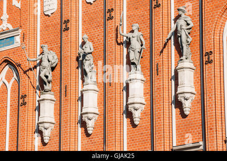 Sculture sulla facciata della Casa delle Teste Nere di Riga, Lettonia. Famoso punto di riferimento. Destinazione di viaggio. Piazza del Municipio. Quattro Foto Stock