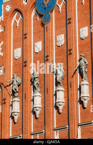 Sculture sulla facciata della Casa delle Teste Nere di Riga, Lettonia. Famoso punto di riferimento. Destinazione di viaggio. Piazza del Municipio. Quattro Foto Stock