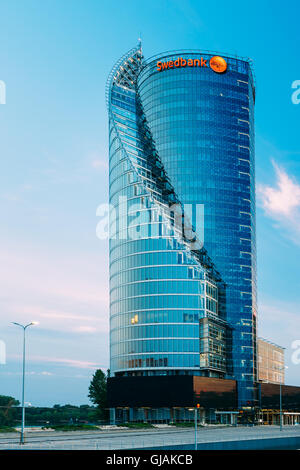 Riga, Lettonia - 30 Giugno 2016: edificio centrale Swedbank in Riga, Lettonia. Sunny serata d'estate. Swedbank ha 9,5 milioni Retail Foto Stock