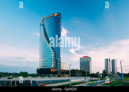 Riga, Lettonia - 30 Giugno 2016: edificio centrale Swedbank in Riga, Lettonia. Sunny serata d'estate. Swedbank ha 9,5 milioni Retail Foto Stock