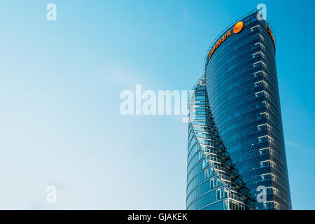 Riga, Lettonia - 30 Giugno 2016: edificio centrale Swedbank in Riga, Lettonia. Sunny serata d'estate. Swedbank ha 9,5 milioni Retail Foto Stock