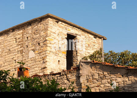 Vista sul vecchio abbandonato distrutto casa greca. Kato Drys village. Cipro. Foto Stock