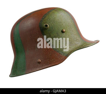 Un tedesco la prima guerra mondiale (Stahlhelm M1916) elmetto militare con il camuffamento di vernice applicata. Foto Stock