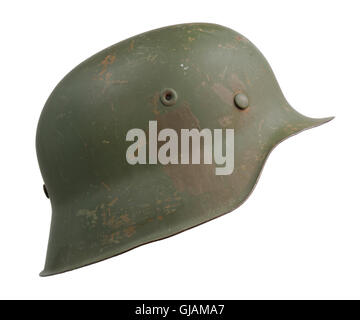 Un tedesco di seconda guerra mondiale (Stahlhelm M1942) elmetto militare. La M1942 design è stato un risultato di esigenze di tempo di guerra. Il bordo rullato su t Foto Stock