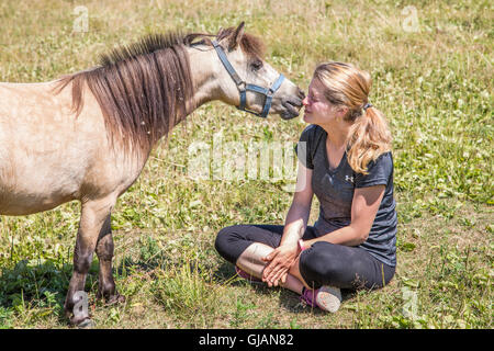 Mini cavallo baci donna di naso Foto Stock