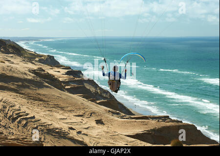 Parapendio a Rubjerg Knude faro, Loenstrup, Danimarca Foto Stock