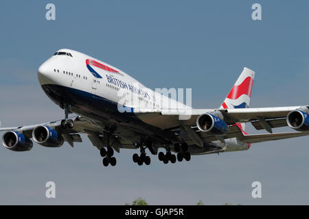 BA o British Airways Boeing 747-400 quattro motori di linea, noto come il jumbo jet, che si avvicina Londra Heathrow dopo un lungo volo di trasporto Foto Stock