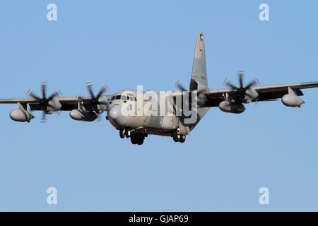 La Lockheed Martin KC-130J Hercules quattro motore a turboelica da trasporto militare piano del Kuwait Air Force sulla rotta di avvicinamento Foto Stock