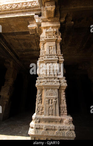 Colonne scolpite visto al tempio Airavateshwarar Darasuram Tamil Nadu India Foto Stock