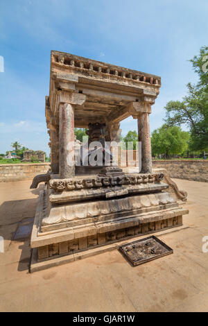 Grande statua di Nandi Bull davanti Airawateswarar Hindu Temple, Tamil Nadu, India Foto Stock