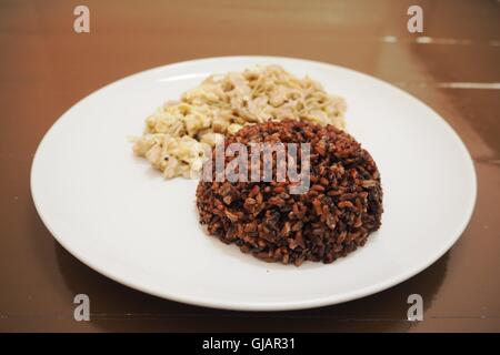 Il riso rosso cotto a vapore con la quinoa Foto Stock