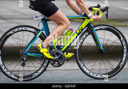 BICI da strada BLU LIV giallo, ruote da bici da primo piano, ruota da bicicletta da strada, TT Time Trial, bici in fibra di carbonio triathlon, bici da corsa pro, ruote aerodinamiche performance, piloti professionisti, logo Liverpool, evento sportivo Triathlon, Regno Unito Foto Stock