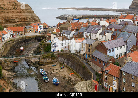 Alta vista guardando verso il basso sulla Staithes Beck e la città. In Staithes, North Yorkshire, Inghilterra. Foto Stock