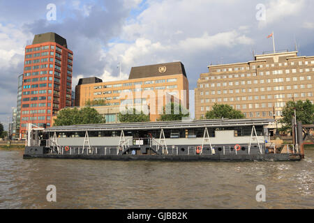 Vigili del Fuoco Sede, Organizzazione marittima internazionale e la torre di Westminster a Albert Embankment Londra Inghilterra REGNO UNITO Foto Stock