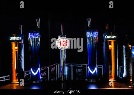 Gamma di pompe di birra da Guinness (Diageo) compresi Harp Lager e luppolo House 13 in una notte oscura club Foto Stock