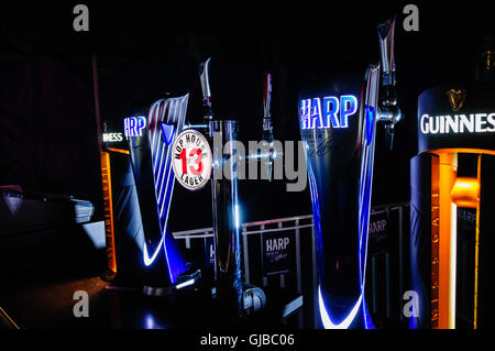 Gamma di pompe di birra da Guinness (Diageo) compresi Harp Lager e luppolo House 13 in una notte oscura club Foto Stock