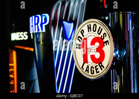 Gamma di pompe di birra da Guinness (Diageo) compresi Harp Lager e luppolo House 13 in una notte oscura club Foto Stock