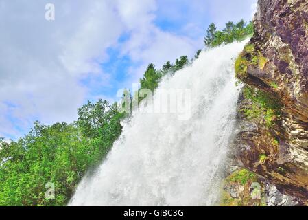 Primo piano della Steinsdalsfossen cascata superiore, Norvegia. Foto Stock