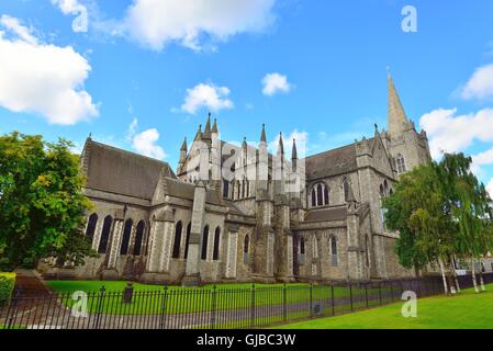 La Cattedrale di St Patrick, Dublino durante l'estate. Erba verde e azzurro del cielo. Foto Stock