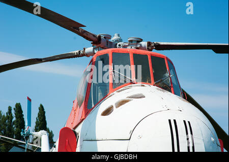 Abbandonato il trasporto sovietica vecchio elicottero parcheggiato Foto Stock