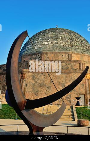 " Entra nel cosmo " Meridiana di una scultura di Henry Moore al di fuori dell'Adler Planetarium di Chicago, Illinois, Stati Uniti d'America. Foto Stock