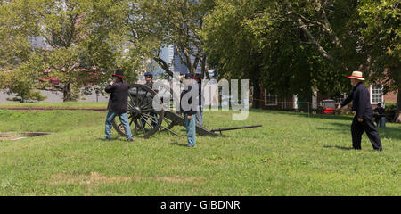 New York, NY USA   Agosto 13, 2016: National Park Rangers al Governors Island monumento nazionale fase una guerra civile di sparo del cannone dimostrazione presso la guerra civile weekend del patrimonio Foto Stock