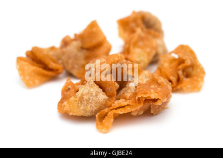 I wonton croccante su sfondo bianco ed è molto popolare di snack in Cina Foto Stock