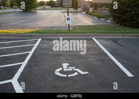 Handicap spazi di parcheggio e firmare Foto Stock