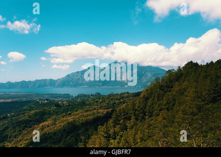 Vista dal vulcano Batur e Agung montagna con cielo blu da Kintamani, Bali, Indonesia. Indonesia tradizionale paesaggio. Foto Stock