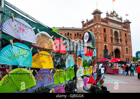 Pressione di stallo con lo spagnolo souvenir e arena Las Ventas. Madrid, Spagna. Foto Stock