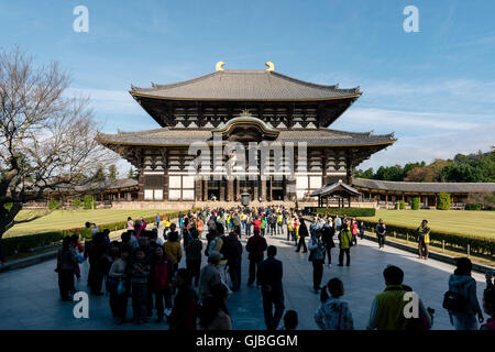 Nara, Giappone - 21 Novembre 2016: Tōdai-ji è un tempio buddista complessa, che una volta era uno dei potenti sette grandi templi Foto Stock