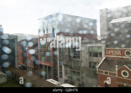 Una grande Victoria Street piovosa e Grand Opera House, Belfast Foto Stock