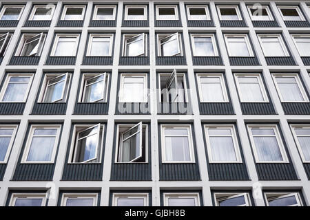 Hotel occupa un edificio con molte righe di windows Foto Stock