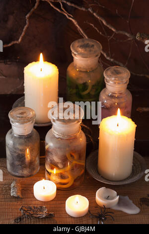 Strega vasi di farmacia pozioni magiche Decorazione Halloween Foto stock -  Alamy