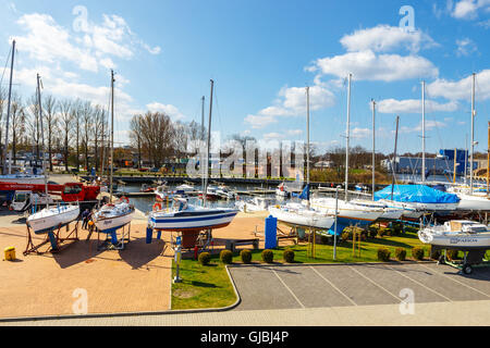 Kolobrzeg, Polonia - Aprile 08, 2016: vista sul porto di Kolobrzeg con molti ormeggiate barche e navi. Kolobrzeg è una meta turistica molto Foto Stock