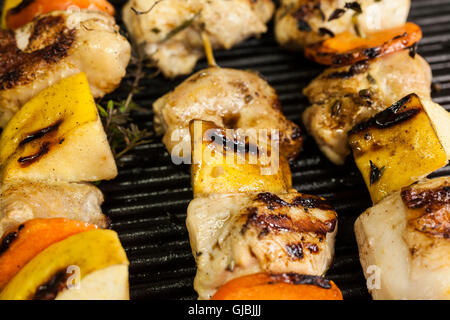 Pollo alla griglia spiedino o kebab Foto Stock