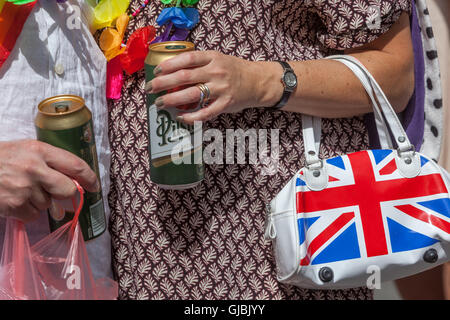 Due birre Pilsner Urquell lattine e Union Jack borsetta, orgoglio di Praga, Repubblica Ceca Foto Stock