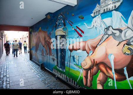 Murale all'entrata del pub Duke of York, Daliesque, Belfast Foto Stock