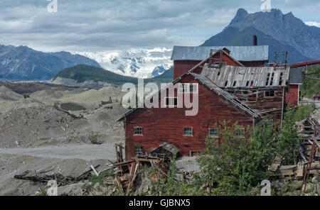Un ghiacciaio in background parla alla posizione della miniera Kennicott che dopo cento anni sta lentamente tornando alla natura. Foto Stock