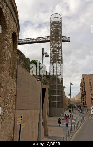 Cartagena, Spagna, passeggiata turistica verso l'ascensore per la cima delle rovine del teatro romano Foto Stock