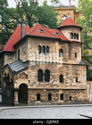 Antica sinagoga ebraica nel quartiere ebraico di Praga Foto Stock