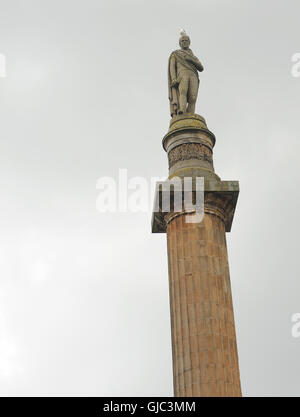 Un gabbiano si siede sulla testa della statua di Sir Walter Scott in cima alla Walter Scott Colonna commemorativa. George Square, Glasgow Foto Stock