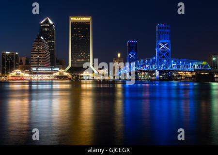 Downtown Jacksonville skyline notturno, Jacksonville, Florida Foto Stock
