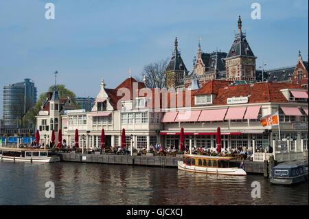 Edificio storico con informazioni turistiche VVV e café, Amsterdam Centraal, la stazione centrale di Amsterdam, Olanda, Paesi Bassi Foto Stock