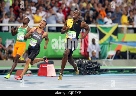 Usain Bolt della Giamaica vince l'oro nella finale maschile di 100 metri nello Stadio Olimpico il nono giorno dei Giochi Olimpici di Rio, Brasile. Data immagine: Domenica 14 agosto 2016. Il credito fotografico dovrebbe essere: Martin Rickett/PA Wire. Foto Stock