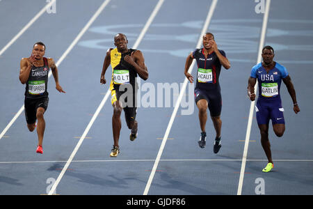 La Giamaica Usain Bolt (seconda a sinistra) vince l'uomo 100m finale allo stadio delle Olimpiadi il nono giorno del Rio Giochi olimpici, Brasile. Foto Stock