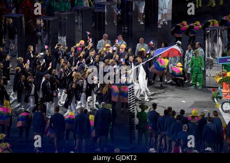 Rio de Janeiro, Brasile. 5 Ago, 2016. Il team francese è il piombo da portabandiera Teddy Riner durante la cerimonia di apertura del Rio 2016 Olimpiadi di estate. © Paul Kitagaki Jr./ZUMA filo/Alamy Live News Foto Stock