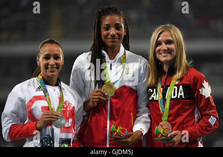 Rio De Janeiro, Brasile. 14 Ago, 2016. Nafissatou Thiam del Belgio (C), Jessica Ennis-Hill di Gran Bretagna (L) e Brianne Theisen Eaton Canada di partecipare alla cerimonia di premiazione delle donne del heptathlon al 2016 Rio in occasione dei Giochi Olimpici di Rio de Janeiro, Brasile, il 14 agosto 2016. Nafissatou Thiam ha vinto la medaglia d'oro. Credito: Han Yuqing/Xinhua/Alamy Live News Foto Stock